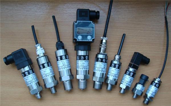 压力传感器,变送器,木质桌面,金属材质,黑色塑料外壳